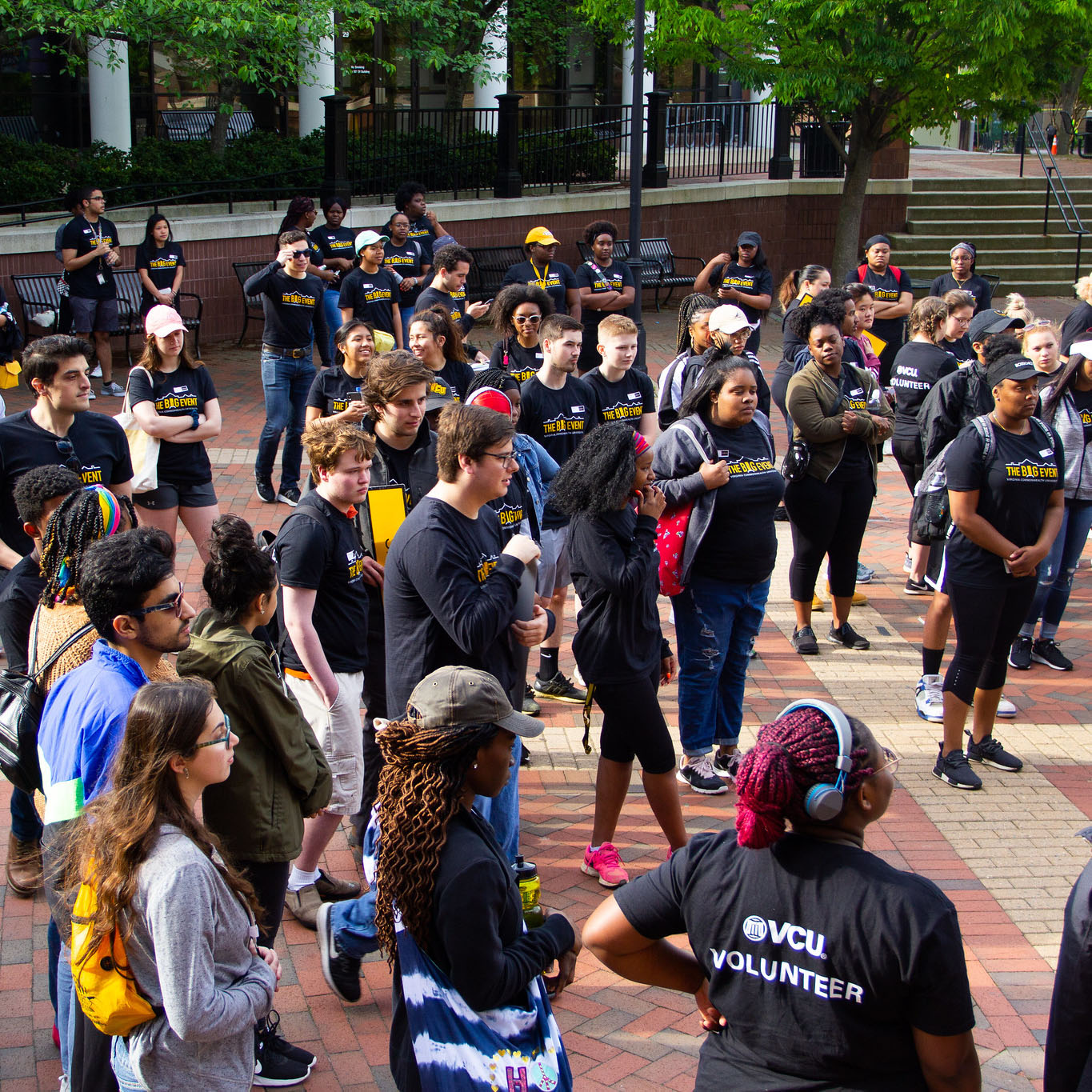 A large student group standing in Commons Plaza